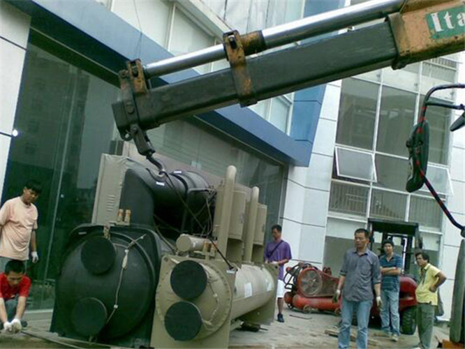 云南随车吊和汽车吊的核心区别是什么？哪种更省钱？